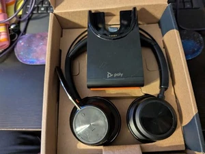 Casque sans fil Voyager Focus 2 UC avec microphone et support de charge. Neuf - Photo 1/2
