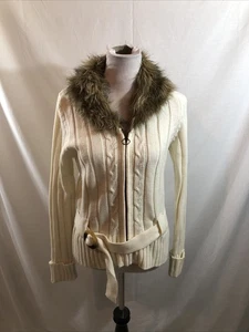 St. John’s Bay cremefarbener Pullover mit Reißverschluss vorne, Kunstfellkragen – Damen M, Brustumfang 19” - Bild 1 von 3
