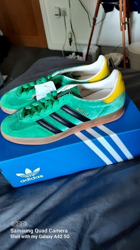 Adidas Gazelle Indoor velluto verde. Strisce nere..tacco giallo linguetta. Taglia 10uk