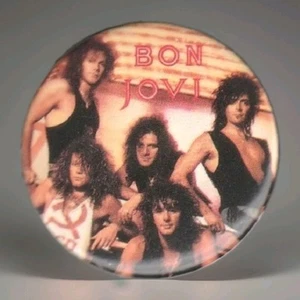 Cappello Bon Jovi Button anni 80 vintage spilla spilla fascia capelli Sambora Rock Jon 1,5" - Foto 1 di 3