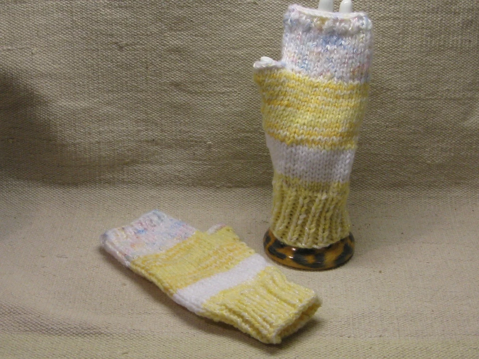 Guantes de texto sin dedos tejidos a mano - Acrílico - Amarillo y blanco - Borde sombreado Foto 1 de 1