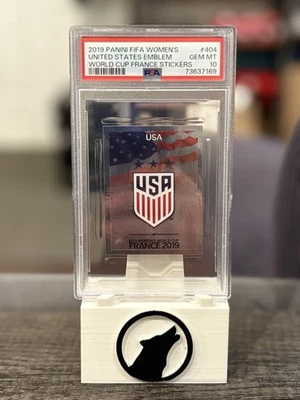 Pegatina emblema Panini Copa Mundial Femenina FIFA 2019 Estados Unidos #404 PSA 10 Foto 1 de 4