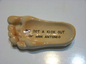 Cenicero vintage WE GOT A KICK OUT OF SAN ANTONIO en forma de pie cigarrillo para fumar - Imagen 1 de 3