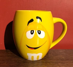 M&M'S WORLD LARGE YELLOW BARREL MUG 2015 'COMPLETELY NUTS' WRITTEN ON INSIDE - Picture 1 of 11