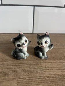 Par De Lindas Estatuillas Kitsch Gatito Gatito Adornos Gris Cerámica Porcelana - Imagen 1 de 5