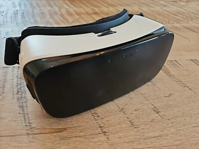 SAMSUNG Gear VR Oculus Virtual Reality Headset SM-R322 w/ Head Strap - Image 1 of 4
