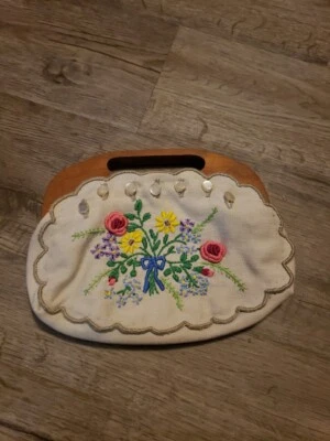 Bolso sin asas floral bordado crudo de madera de colección bolso de mano con marco pequeño Foto 1 de 4