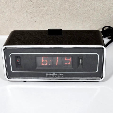 Vintage GE General Electric Alarm Clock Lighted "Flip" Dial Model 8132 -4A Black Cover