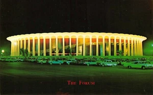 The Forum Sports Arena Vintage Cars Scena di Strada Inglewood, CA Cartolina d'epoca anni '60 - Foto 1 di 2