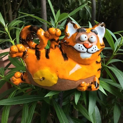 Keramik Katze liegend Frostfest Gartenkugel Handarbeit Gartenstecker Beetstecker - Bild 1 von 4
