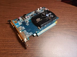 SAPPHIRE ATI Radeon HD 5550 1 GB DDR3 SDRAM PCI Express x16 Graphics Card - Afbeelding 1 van 4