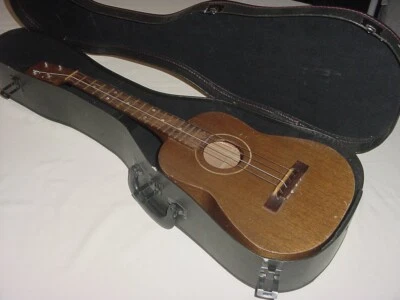 UKULELE BARÍTONO HAWAIANO ANTIGUO CON ESTUCHE/EE. UU. Foto 1 de 4
