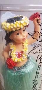 Vintage Chiefly Ku’uipo Hula Tänzerin Armaturenbrett Mädchen Frühling Puppe 6" NRFP - Bild 1 von 11
