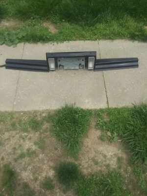 1991 CADILLAC BROUGHAM TRUNK LICENSE PLATE TRIM LH&RH BUMPER FILLER MOLDING OEM — 第 1/4 张图片