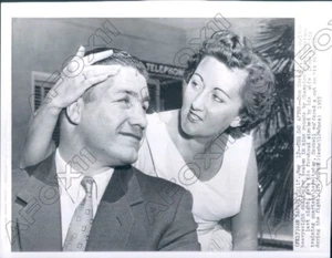 1955 britischer Boxer Don Cockell Frau getröstet verloren gegen Rocky Marciano Pressefoto - Bild 1 von 2