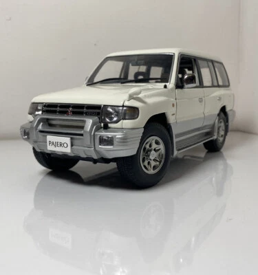 Autoart 1:18 MITSUBISHI PAJERO GDI V6 3500 Blanco Foto 1 de 4