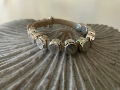 Pulsera de cuero Henri Bendel Rivet Flex precio de venta sugerido por el fabricante 88 USD Foto 1 de 4