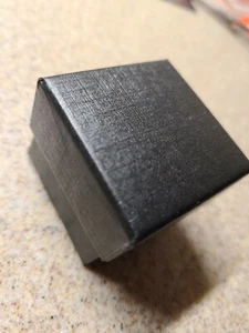 Caja de regalo negra. Patrón "H" precortado para anillo/pendientes 1,5 x 1,5 x 1,25 - Imagen 1 de 3