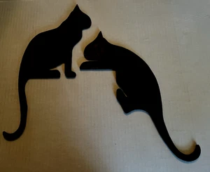 2 Sagoma Gatti Nero Legno Coda Lunga 16" Wall Art Porta Cornice Sitters Halloween - Foto 1 di 7