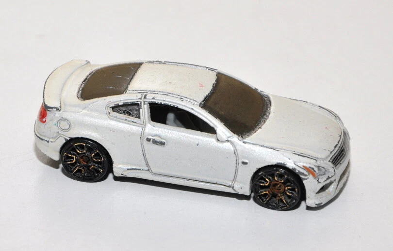 Modello auto Hot Wheels V5603 Infiniti G37 bianca 2012 scala 1:64 E18 - Immagine 1 di 4