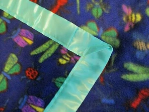 Handgefertigte marineblaugrüne Vlies Satinbindung Babydecke Libelle, Beatles - Bild 1 von 7