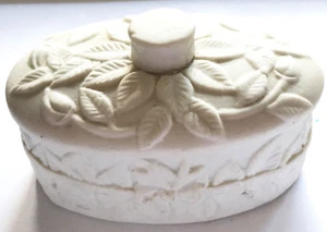 COFFRET BISCUIT A COUVERCLE DECOR FEUILLES ET RUBAN. LONGUEUR 9 CM - Picture 1 of 8