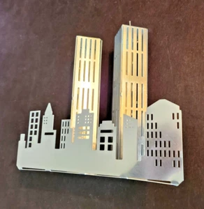 Edificio de recuerdo de metal conmemorativo Twin Towers 2001 - nuevo en caja - Imagen 1 de 4
