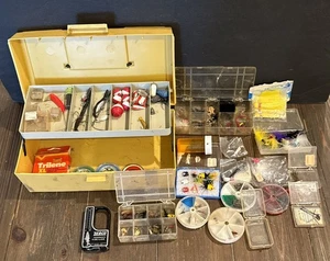 Lot vintage fournitures de pêche mouches leurres ligne poids boîte d'attache échelle - Photo 1/24