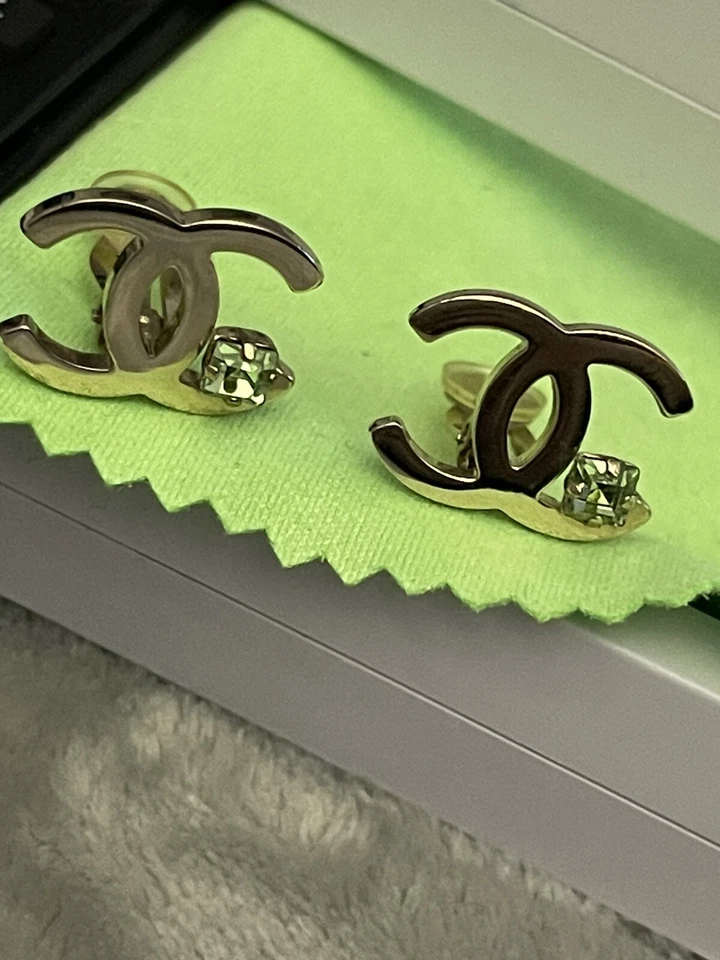 Pendientes Chanel 100% Auténticos Logo CC Con Piedra Verde Excelente Estado. Clip Ons Foto 1 de 4