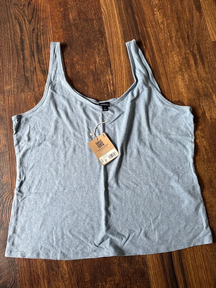 NUEVO CON ETIQUETAS - Camiseta sin mangas Patagonia XL Trail Harbor para mujer - Gris pluma claro - Precio de venta sugerido por el fabricante 39 USD Foto 1 de 1