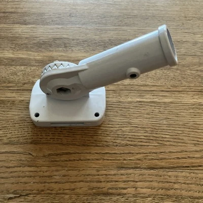  Soporte de poste de bandera de montaje en pared de aluminio de alta resistencia con diseño ajustable (blanco) Foto 1 de 4