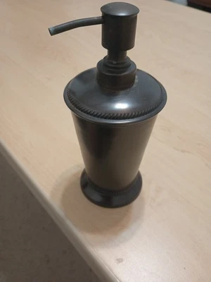 Dispensador de jabón con acabado bronce, hecho en India Foto 1 de 4