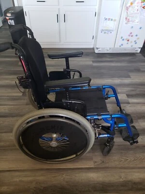 Silla de ruedas deportiva con marco plegable ajustable Tilite Aero X ultraligera 14" X 17,5" Foto 1 de 4