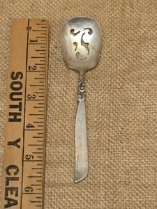 Cuchara de servir ranurada antigua de colección South Seas Community de 5 1/2 pulgadas - Imagen 1 de 7