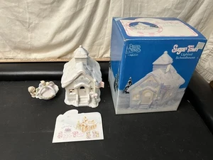 Precious Moments Sugar Town Schoolhouse Enesco Porcelana 272795 - SIN LUZ - Imagen 1 de 16