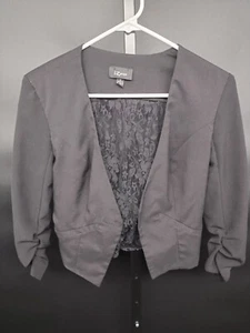 Blazer corto para mujer iZ Byer frente abierto con detalle de encaje en la espalda talla pequeña negro - Imagen 1 de 5