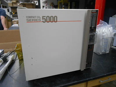 INCUBADORA CO2 COMPACTA BARNSTEAD THERMOLYNE I53320-26 SERIE 5000 Foto 1 de 4