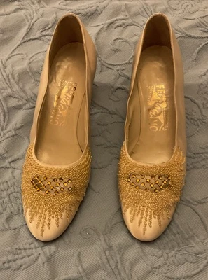 Zapatos de noche vintage Farragamo marfil satinado con cuentas tacones inferiores talla 7B Foto 1 de 4