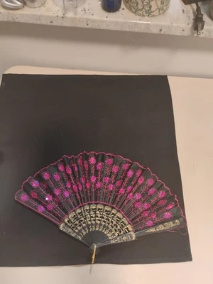 Acordeón de encaje bordado grabado dorado negro vintage abanico de mano plegable Foto 1 de 4