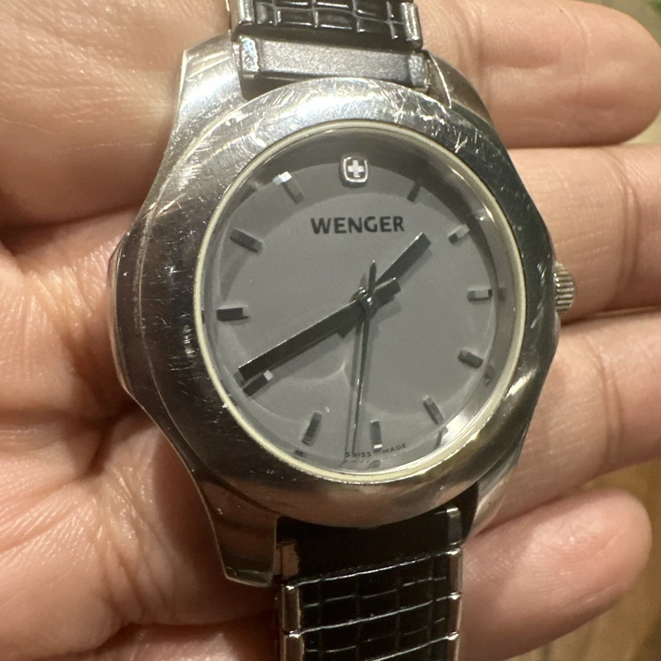 Reloj analógico Runs Wenger tono plateado esfera gris banda elástica negra 0922040 unisex Foto 1 de 4