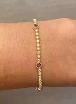 Brazalete de corazón de rubí con bisel de tenis de diamantes creado en laboratorio de 8 quilates enchapado en oro amarillo de 14 quilates Foto 1 de 4