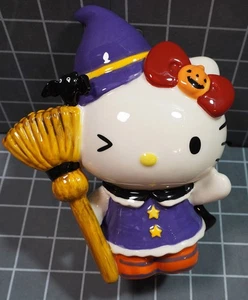 Hello Kitty Hexe mit Besen 6" Keramikfigur von Blue Sky Clayworks - Bild 1 von 6