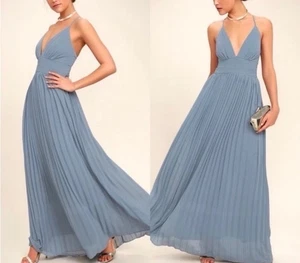 Lulu’s Depths Of My Love Maxikleid Dusty Blue Cross Back Small Plissee - Bild 1 von 10