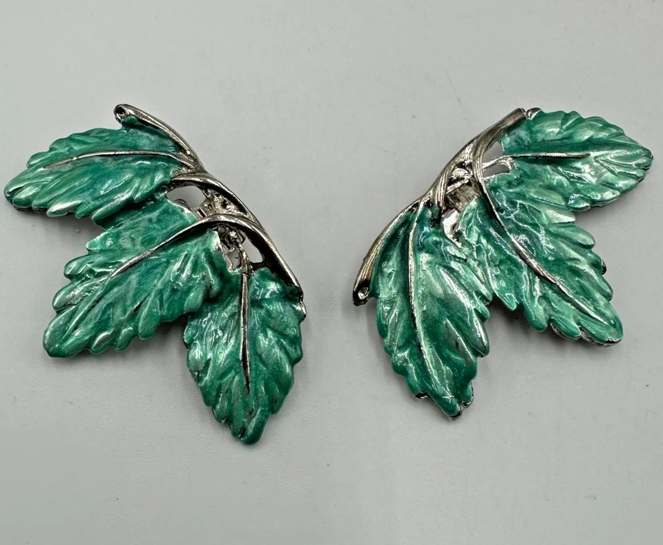 Clips para zapatos Nancy Katz vintage tono plateado verde esmalte hoja naturaleza botática Foto 1 de 4