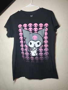 Kuromi by Sanrio Erwachsene rosa Totenköpfe schwarz Shirt gebraucht Small - Bild 1 von 5