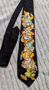 Cravatta collo Disney Biancaneve e i 7 nani in seta nera usata in ottime condizioni - Foto 1 di 6