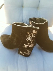 "KENNETH COLE ""RENNA"" BOTAS DE GAMUZA NEGRAS 8.5 EXCELENTES Dj. CAJA 2 - Imagen 1 de 8