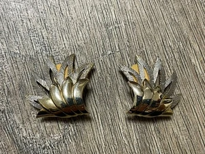 Vintage KRAMER Swirl Leaf Clip On Earrings Textured Silver & shiny Gold-tone 1” - Picture 1 of 4