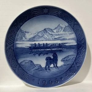 Plato de colección Kai Lang azul Royal Copenhagen, 1968 “The Last Umiak” 7 pulgadas - Imagen 1 de 3