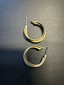 Orecchini a cerchio in oro con un bel design ritorto, eleganti, per tutte le occasioni - Foto 1 di 9